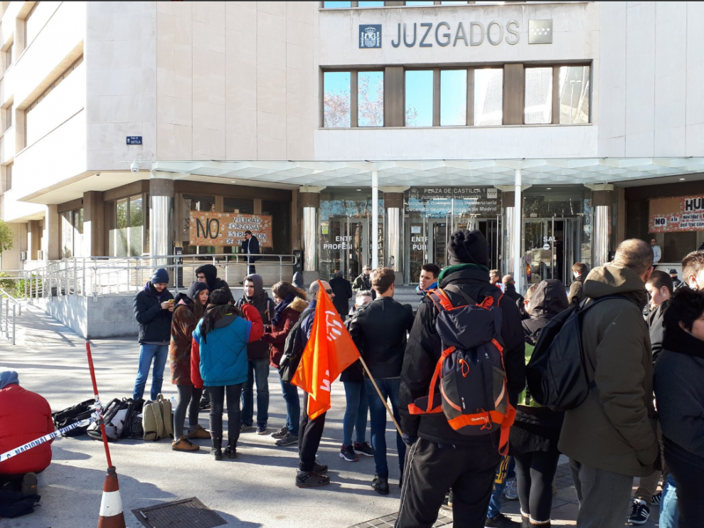 Simpatizantes de Arrán frente a la sede de los Juzgados de Madrid en la Plaza de Castilla.
