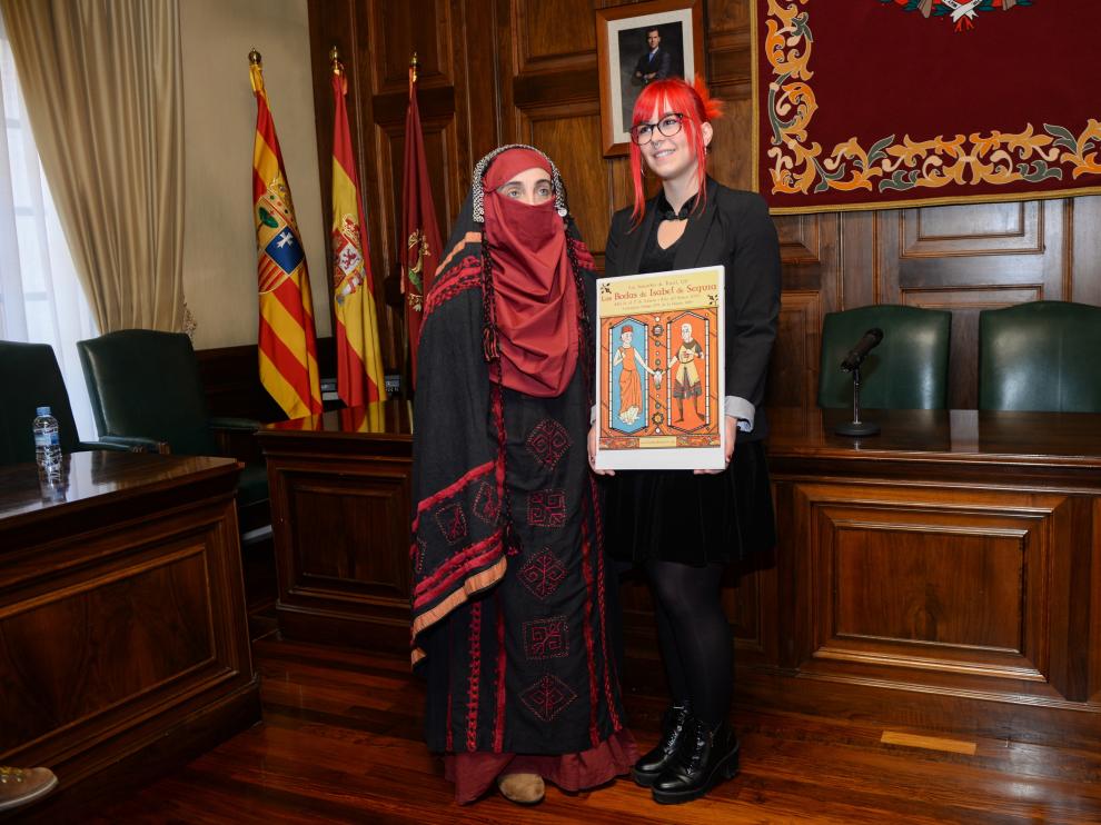 Sara Jornet, ganadora del premio al mejor cartel, junto al traje de mujer bereber premiado.