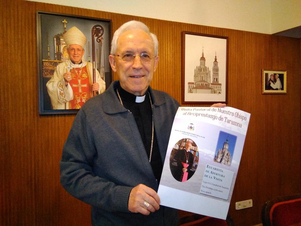 El obispo de Tarazona, Eusebio Hernández, junto al cartel que anuncia su Visita Pastoral.