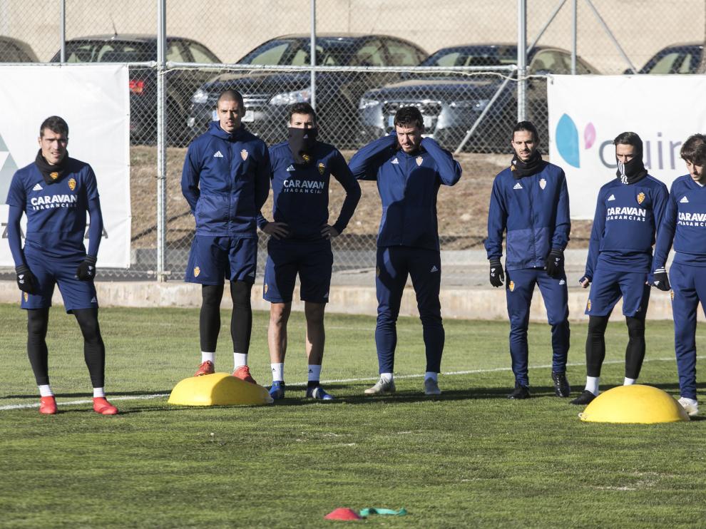 El equipo atiende la explicación de un ejercicio de entrenamiento en la Ciudad Deportiva.