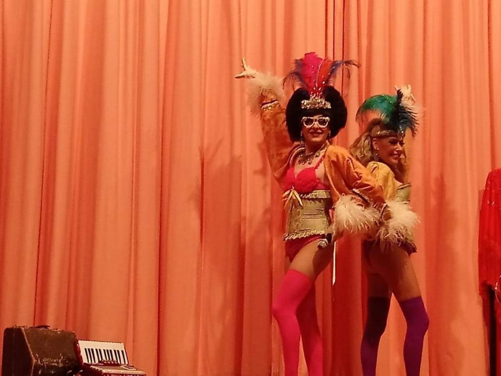 Un espectáculo de cuplé cerró el programa en El Bayo.