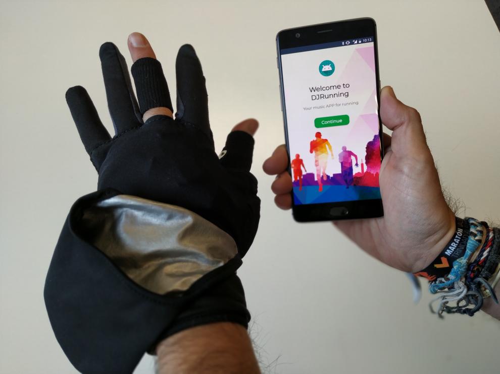 Los sensores del guante miden los cambios físicos que las emociones producen en el corredor. La app DJ-Running elige la música qué más puede estimular su rendimiento