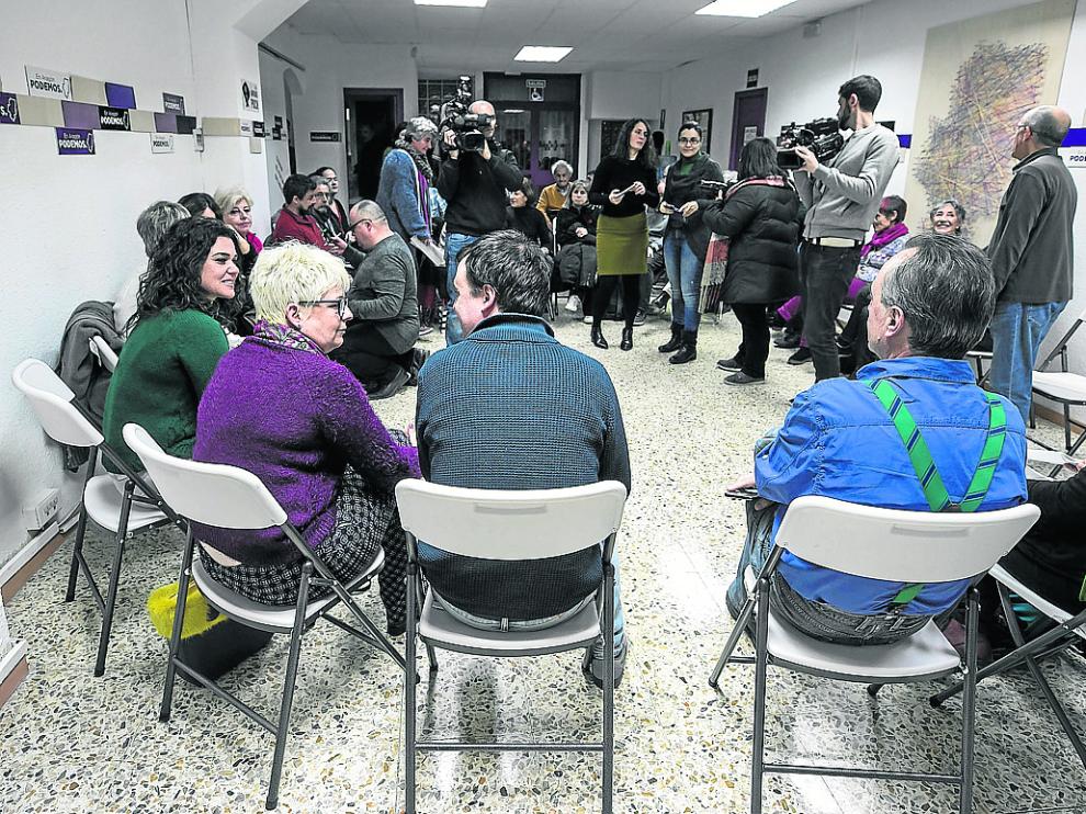 La reunión, con Erika Sanz, Pilar Vaquero y Román Sierra (Anticapitalista), en primer plano.
