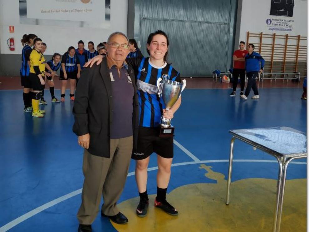 Pedro del Campo, de la FAF, hace entrega del trofeo de campeón a la capitana del equipo cadete
