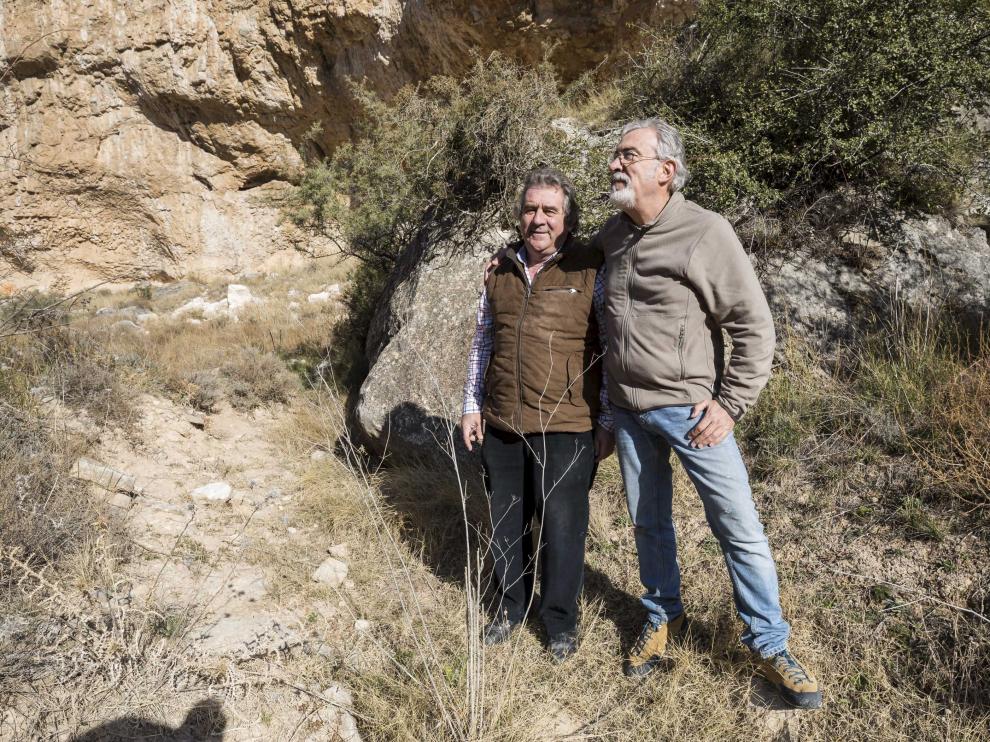 El empresario Josep Andreu (izquierda) y el arqueólogo Ramón Viñas en la zona de La Puebla de Albortón donde se realizó el hallazgo de arte rupestre.