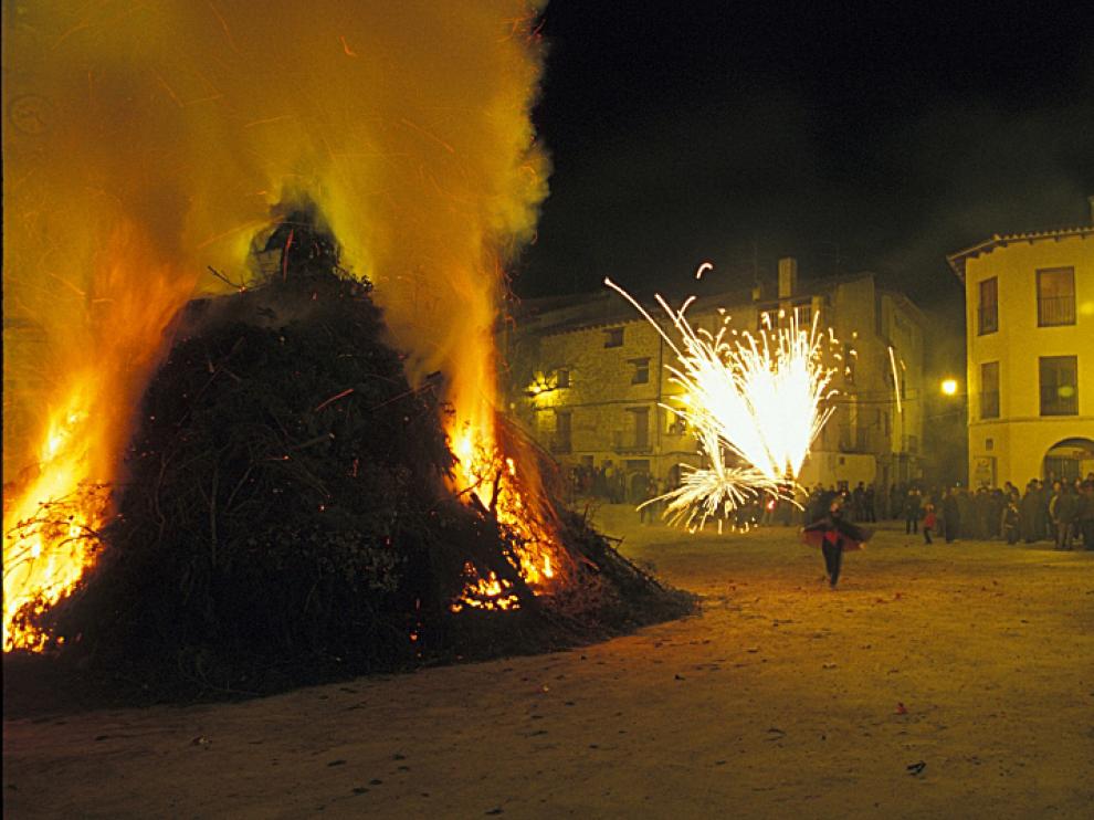 Diablet junto a la hoguera de La Portellada.