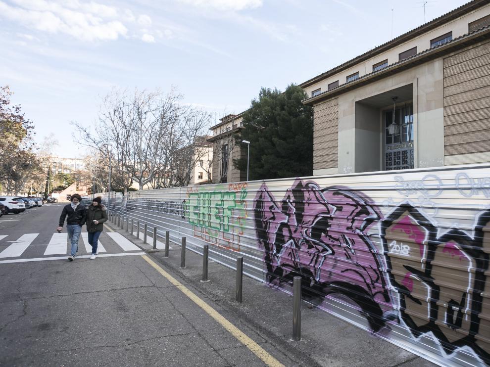 Los edificio de la Facultad de Filosofía y Letras están vallados y a la espera de que comience su derribo