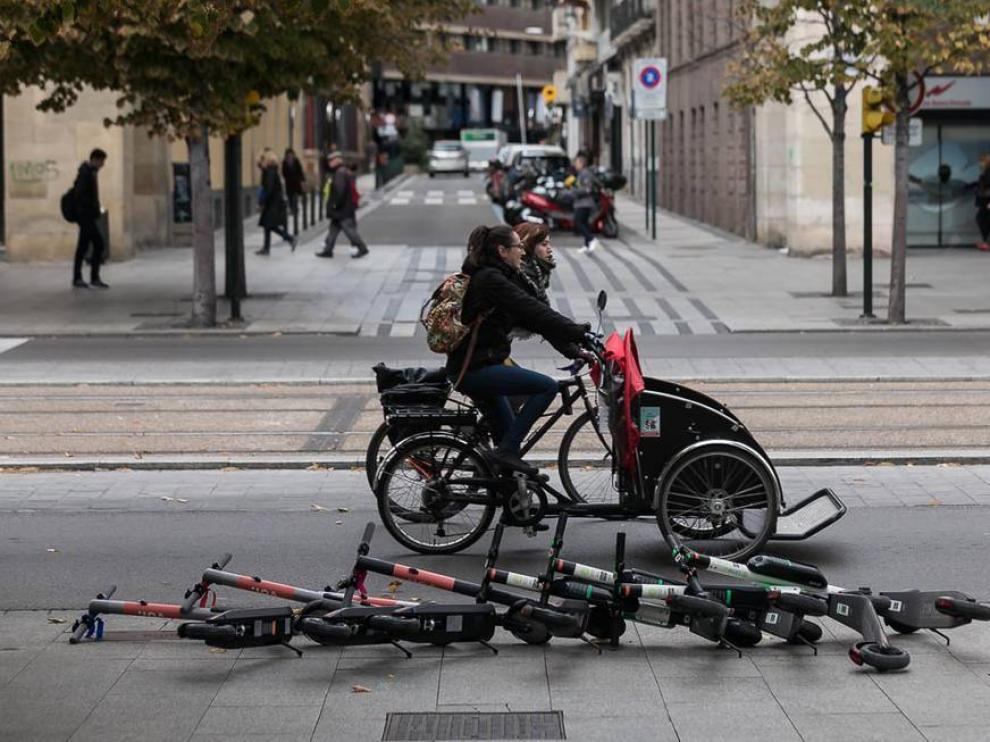 Patinetes derribados por el cierzo en el paseo de la Independencia.