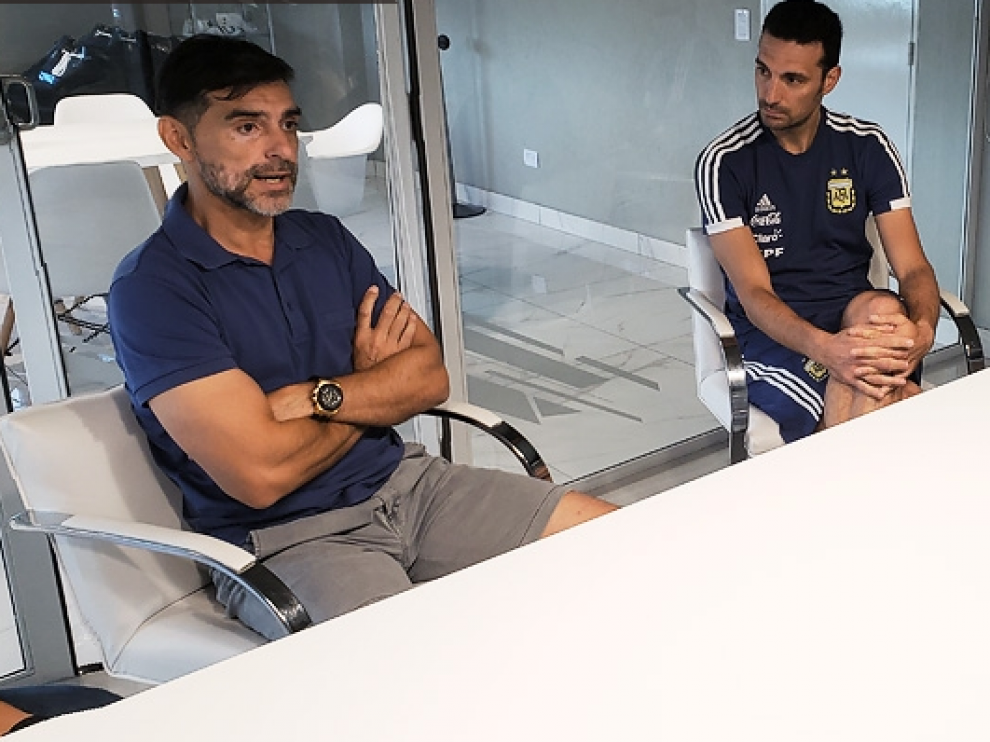 El presidente Claudio Tapia dialogando con Ayala ante Scaloni y Samuel.
