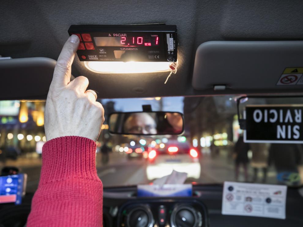 Uno de los taxímetros obsoletos, en un vehículo en el paseo de la Independencia