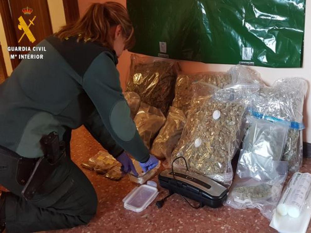 Imagen de una incautación de casi nueve kilos de marihuana en el interior de un maletero en Ariza
