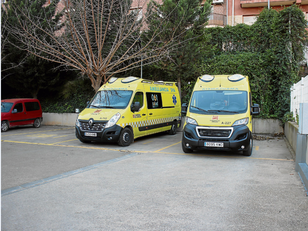 Las ambulancias de Alcañiz, en la fotografía, se aparcan en el parquin del centro de salud.