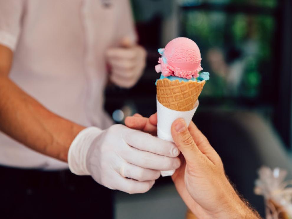 El helado era de una sola bola, el más pequeño de los que vendía el establecimiento.