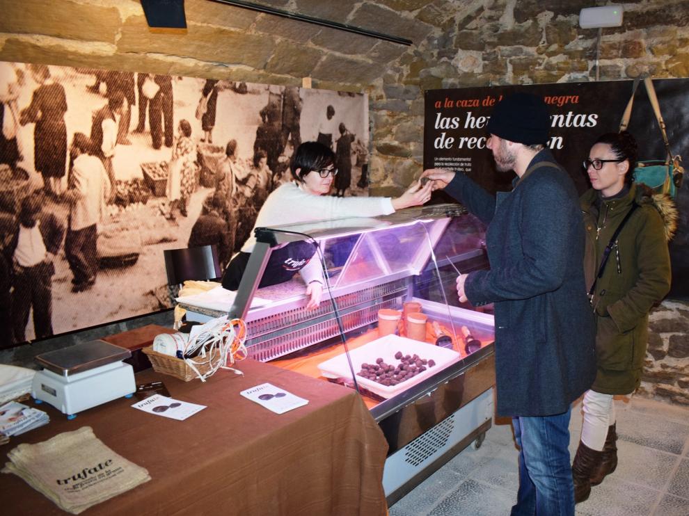 El mercado abre en los bajos de la Casa de la Cultura de Graus entre las 17.00 y las 20.00