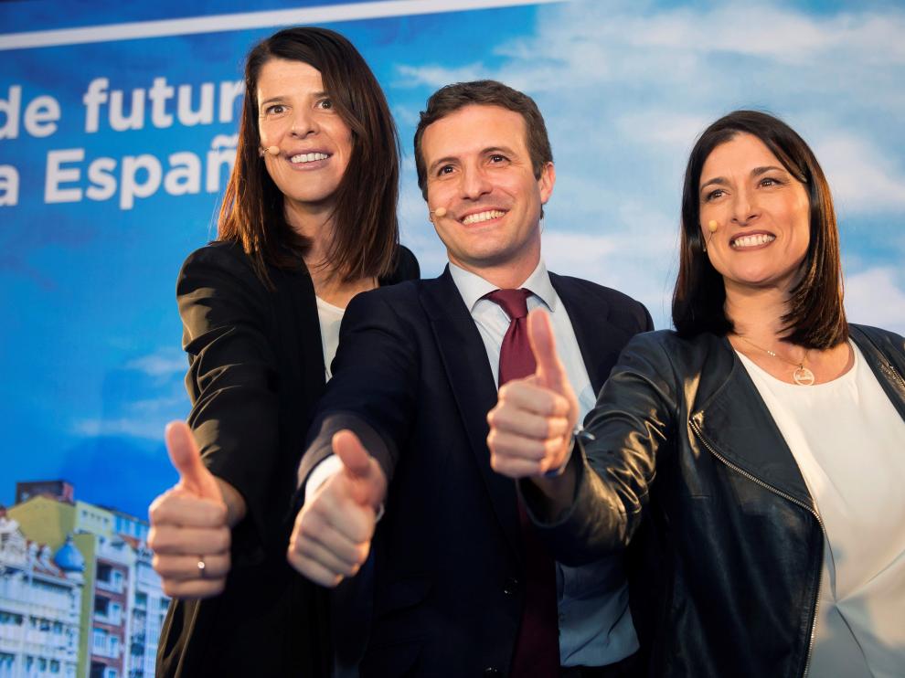 Ruth Beitia (izq.), en un acto del PP en Cantabria.
