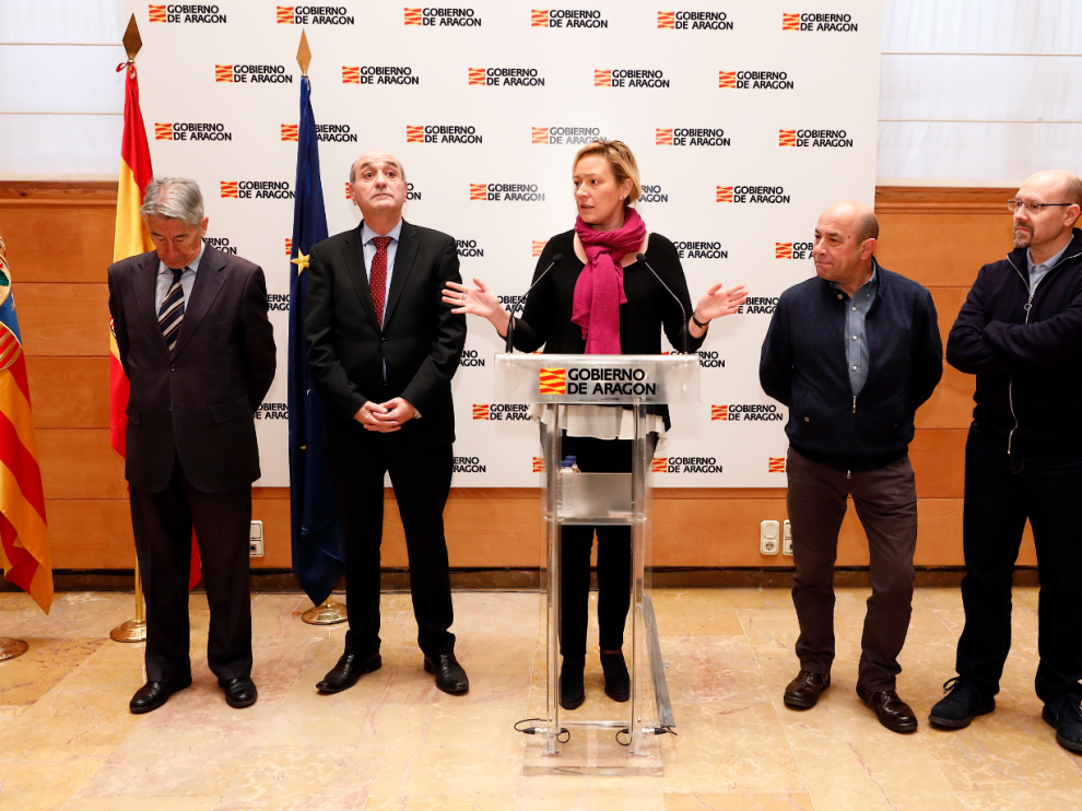 Marta Gastón con los representantes de los agentes sociales en la presentación del programa 'Preparadas para el empleo'.