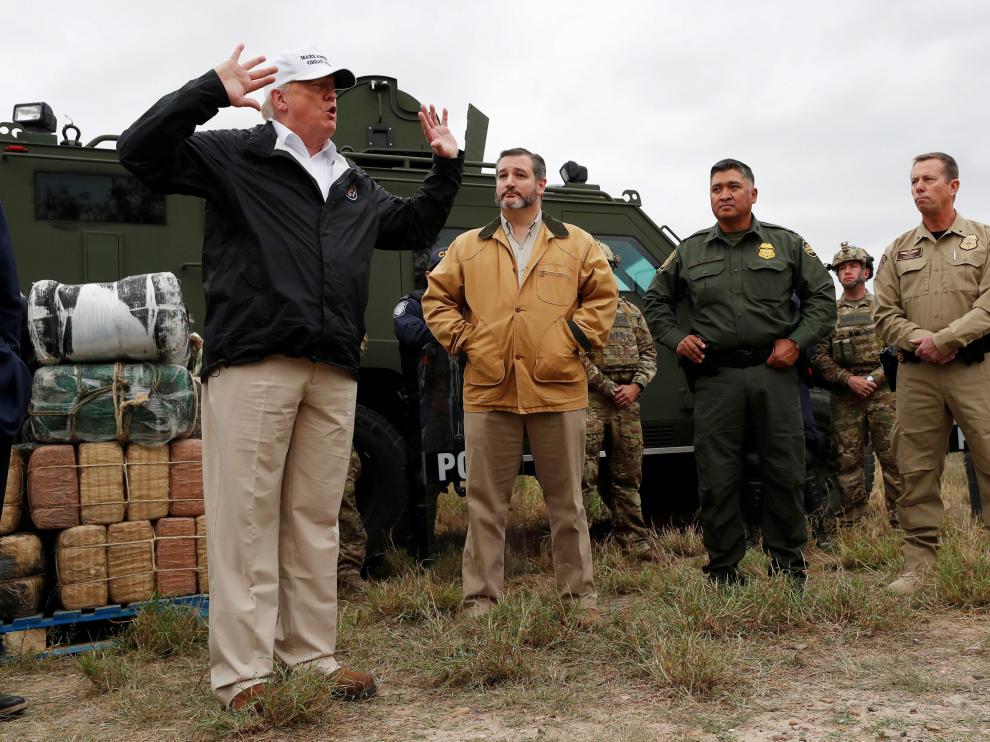 Donald Trump durante su visita a la frontera con México.