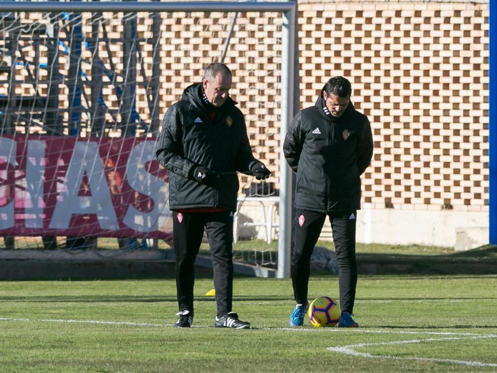 Víctor Fernández dialoga con Loreto en el entrenamiento de este viernes