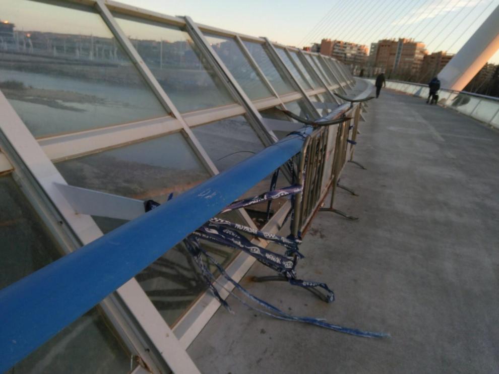 En el puente faltan varias placas de cristal desde hace semanas.