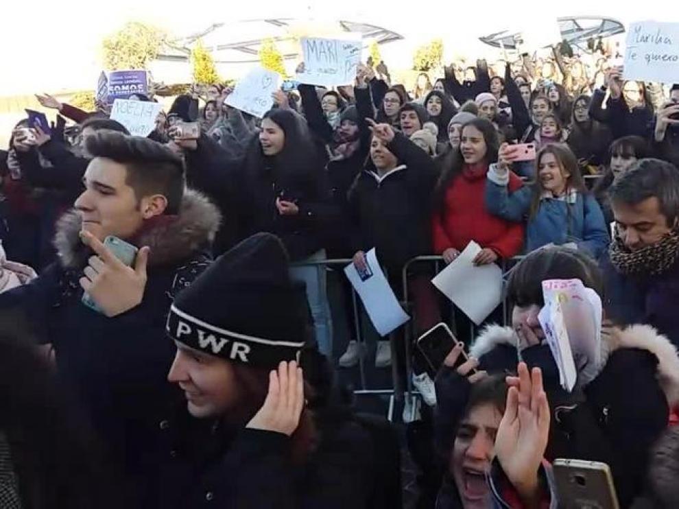 Miles de jóvenes aguardan hasta 12 horas para ver a los concursantes de OT en Zaragoza