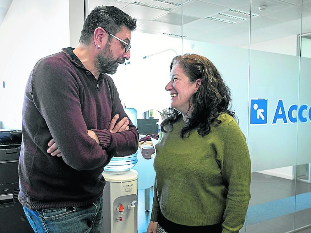 Luis Manzano y Elvira Roque, en la sede de Accem.