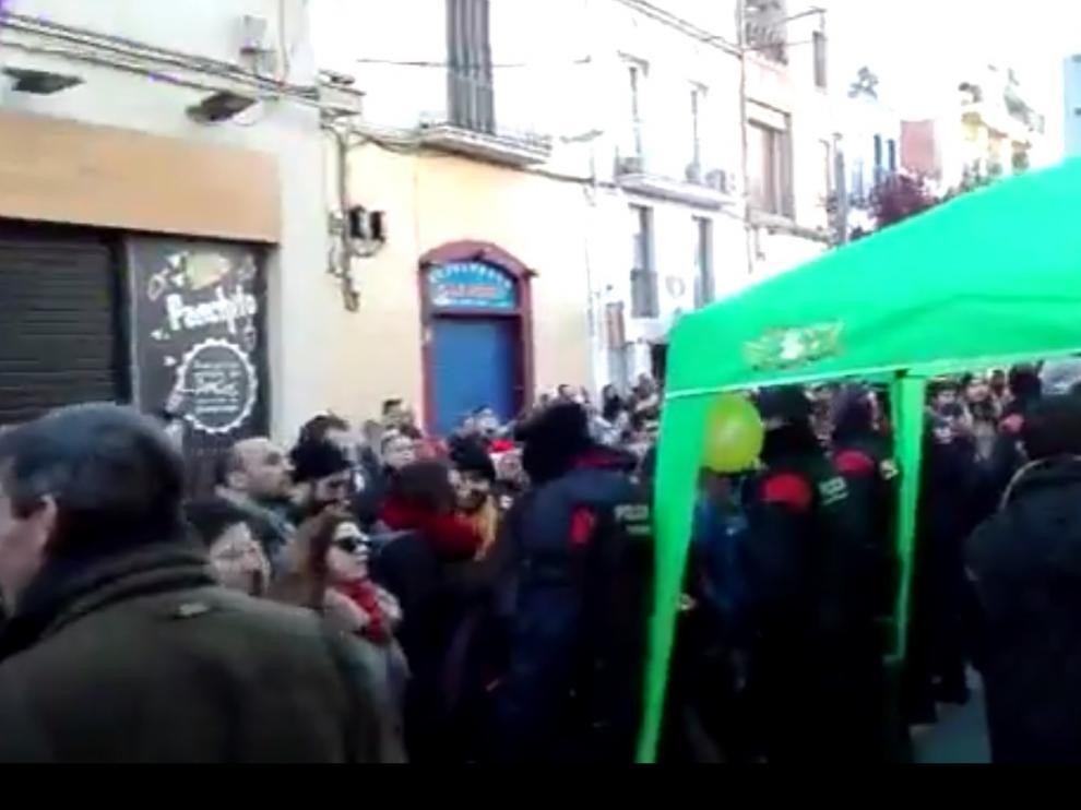 Imagen de la carpa, con los Mossos protegiéndola.