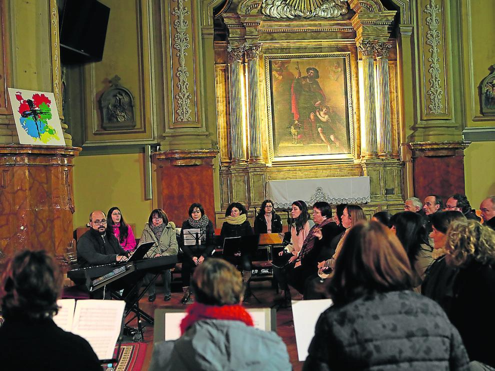 Uno de los ensayos para el concierto, dirigido por Víctor Jiménez, que se ofrece hoy en la iglesia de San Pablo de Zaragoza con la 'Cantata de Navidad' de Pinkham como obra destacada.
