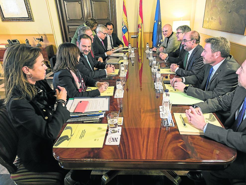 Ábalos y Lambán, frente a frente en el centro de la mesa, en la reunión de ayer en el Pignatelli.
