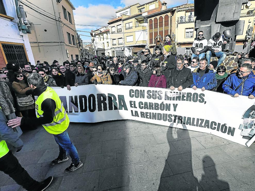 La pancarta de los políticos en la foto fue recibida con abucheos al entrar en la plaza.
