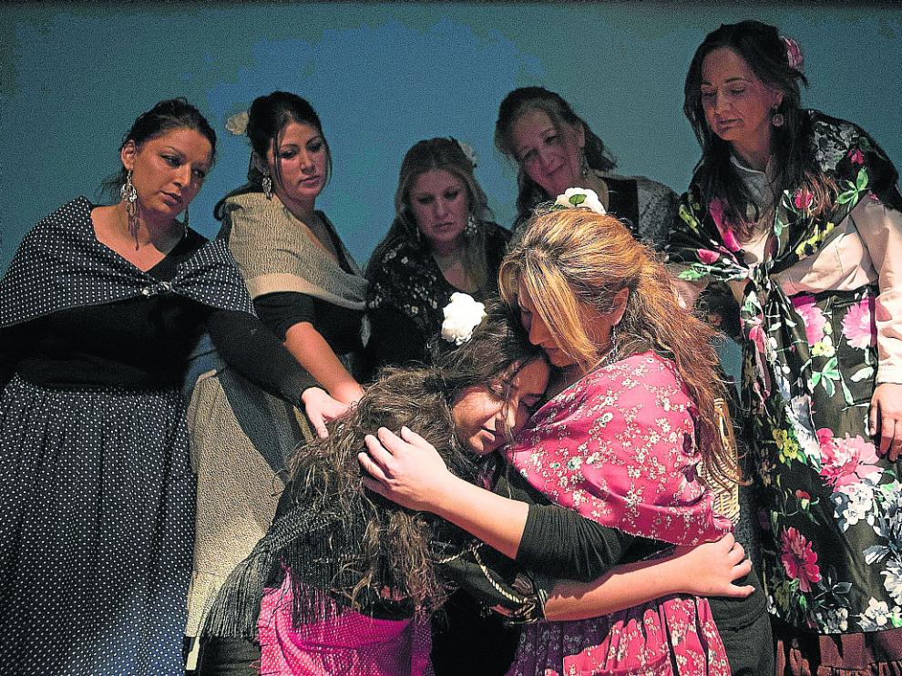 Una de las escenas de la obra, donde las actrices comparten historias de su tradición oral.