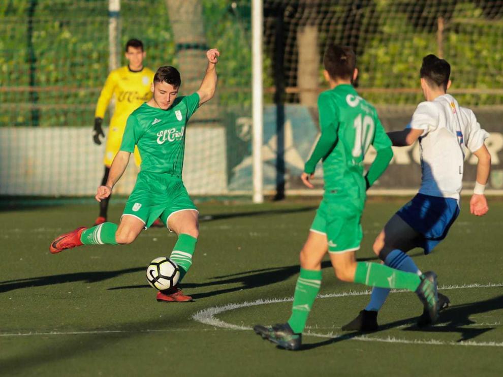 Un jugador del Stadium Casablanca da un pase ante la presión de un rival del Gimnástic de Manresa.