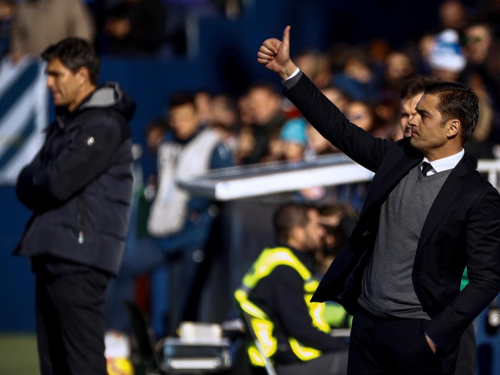 El entrenador del Huesca, Francisco Rodríguez, da indicaciones a los jugadores.