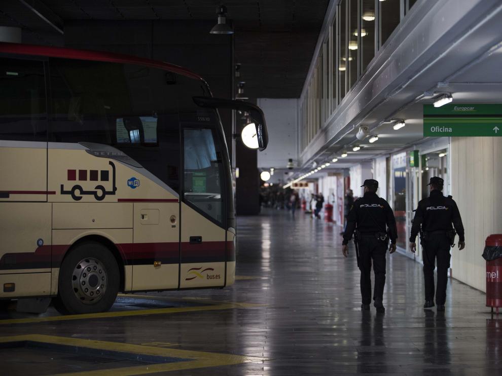 La Policía Nacional patrullando en la estación de Delicias de Zaragoza.
