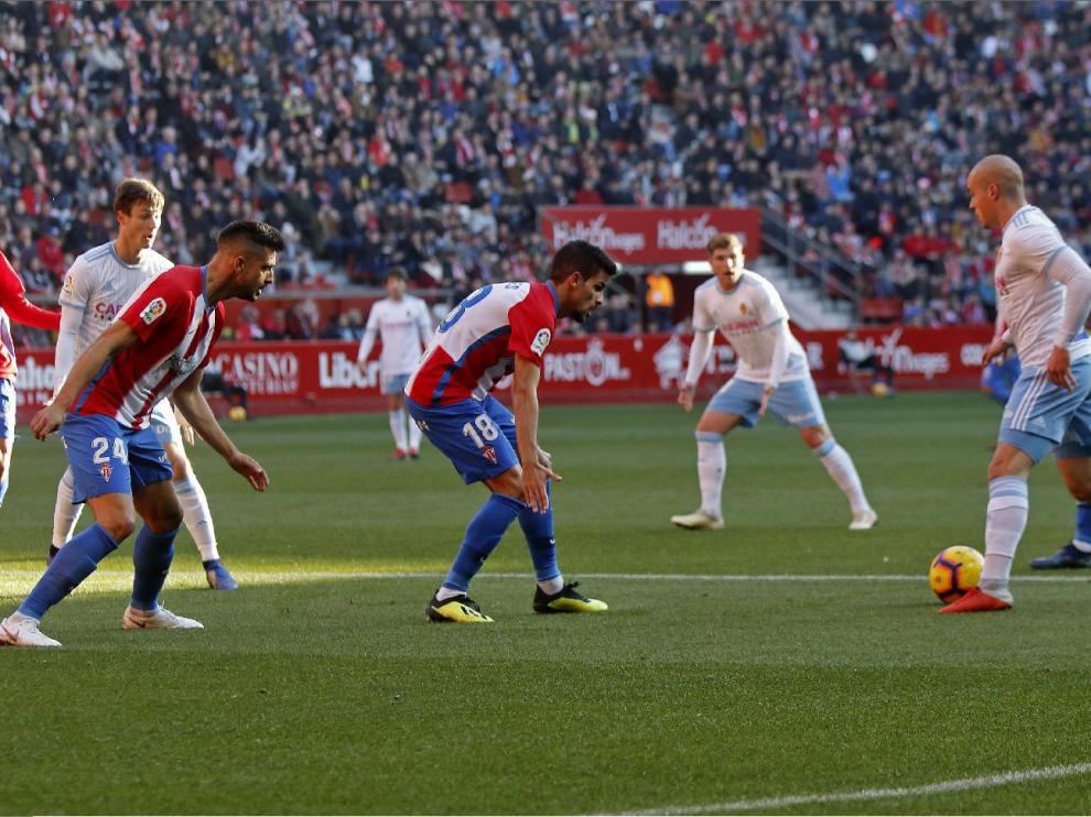 Pombo lleva la pelota en un ataque del Real Zaragoza en el último partido, el disputado en Gijón el pasado sábado ante el Sporting, con victoria por 1-2.