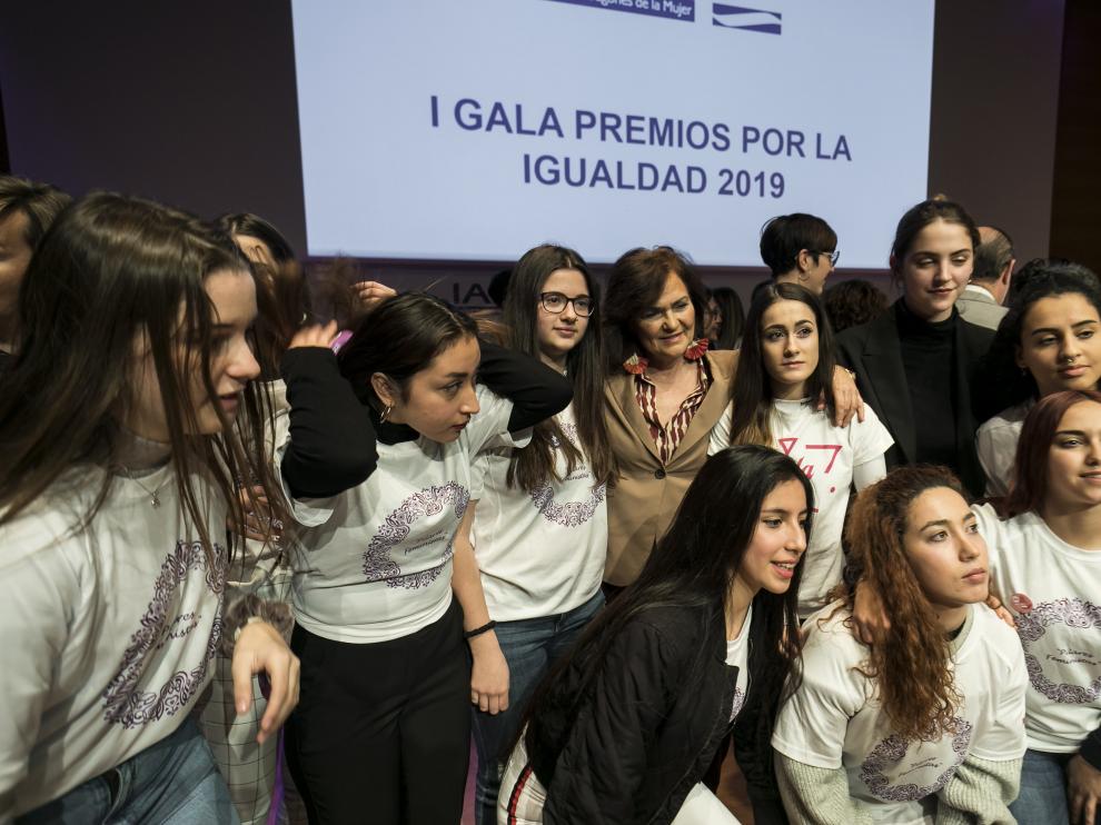 La vicepresidenta Calvo posó este sábado con las alumnas galardonadas del instituto Virgen del Pilar de Zaragoza.