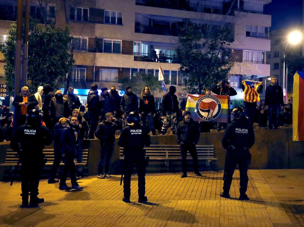 Unas 400 personas boicotean un acto de Vox en Barcelona.