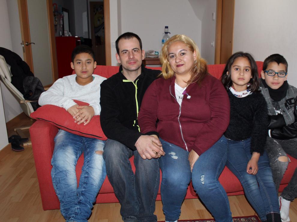 Marinela con tres de sus cuatro hijos (falta el pequeño) y su pareja.