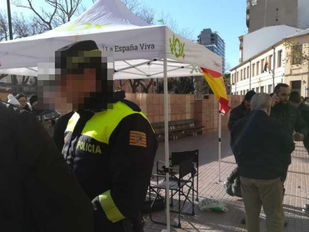 Ataque con piedras y excrementos a un puesto informativo de Vox