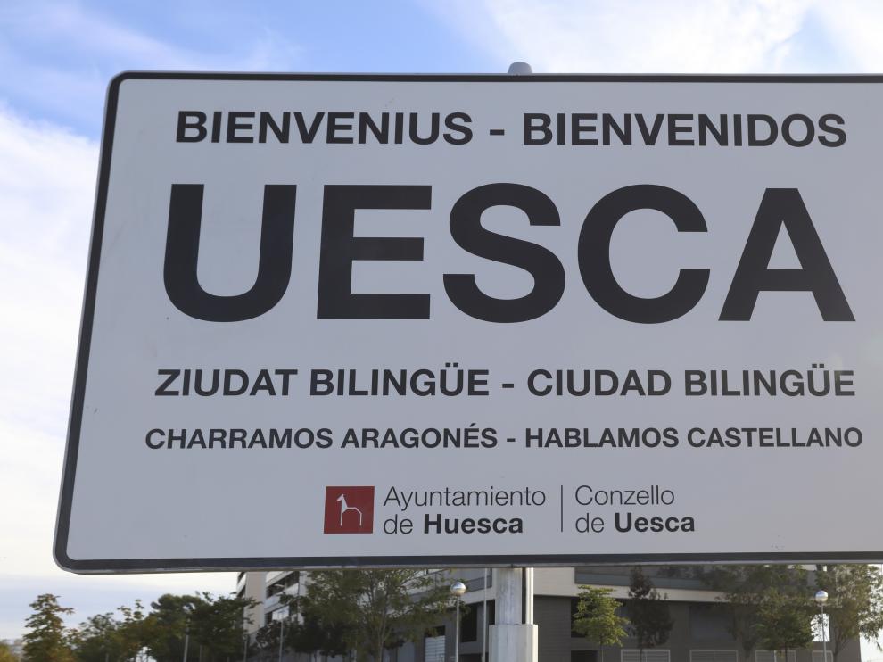 Uno de los carteles en aragonés colocados a la entrada de Huesca