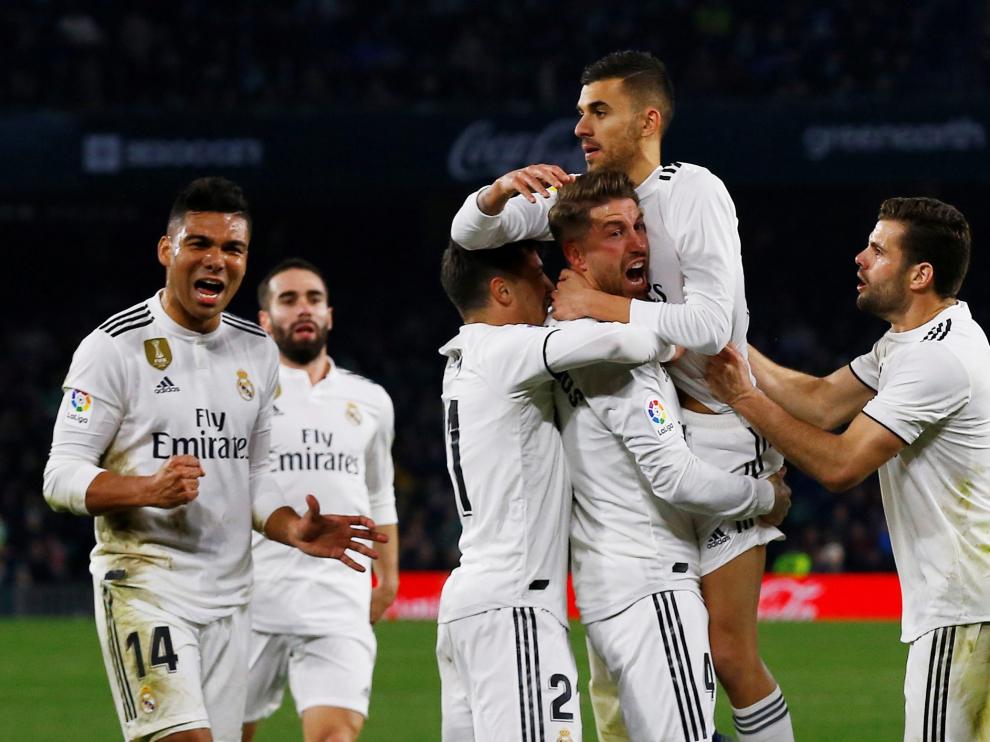 Ceballos celebra el gol con sus compañeros.