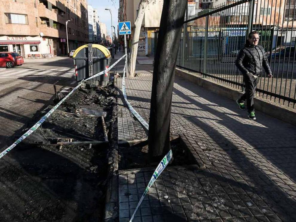 Restos de los contenedores quemados en la calle María de Aragón, junto al colegio Torre Ramona.