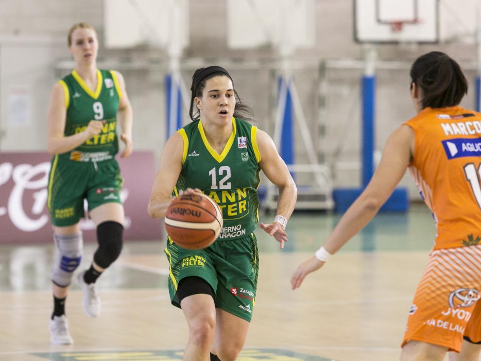 Brittany Brown trata de internarse a canasta.