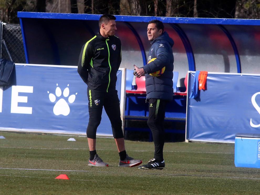 Francisco charla con Musto durante el entrenamiento de este domingo.