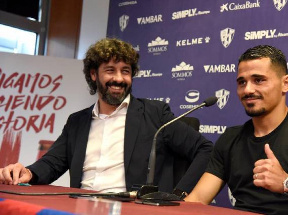 Gürler, en su presentación como jugador del Huesca.