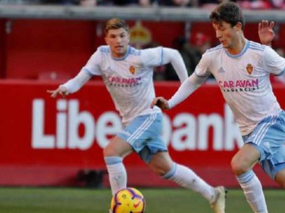 Gual y Guti, en una jugada del partido de la semana pasada en Gijón.