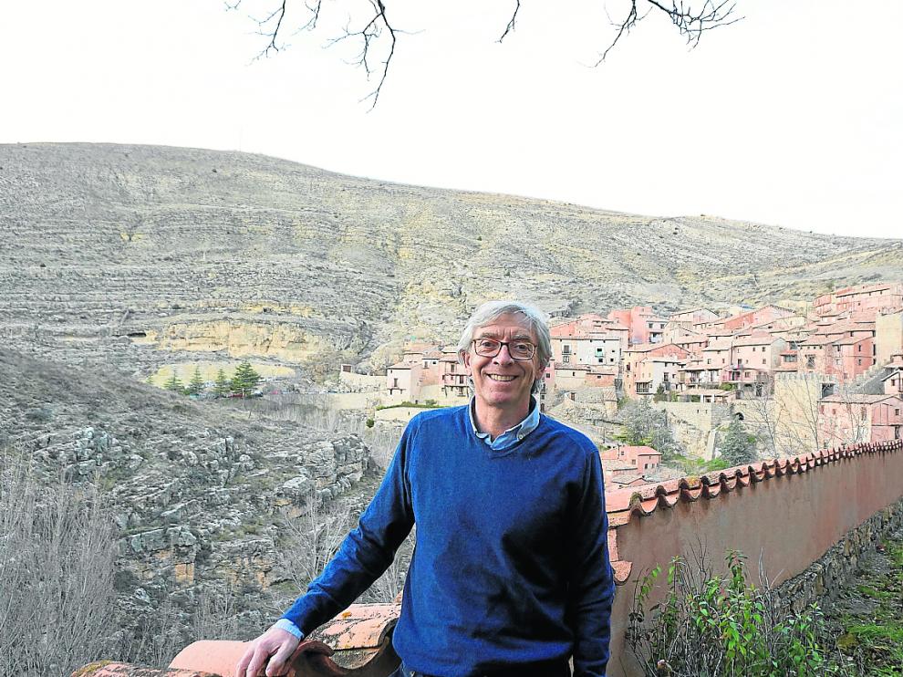 Antonio Jiménez, gerente de la Fundación Santa María, con el caserío de Albarracín al fondo.