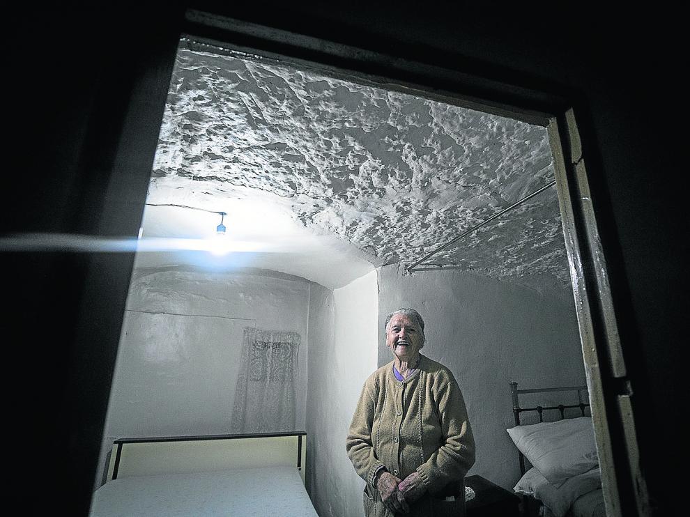 María Marco sonríe en una de las habitaciones de su casa-cueva.