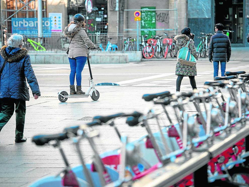 La llegada de nuevos servicios de movilidad reduce los usuarios del Bizi Zaragoza.