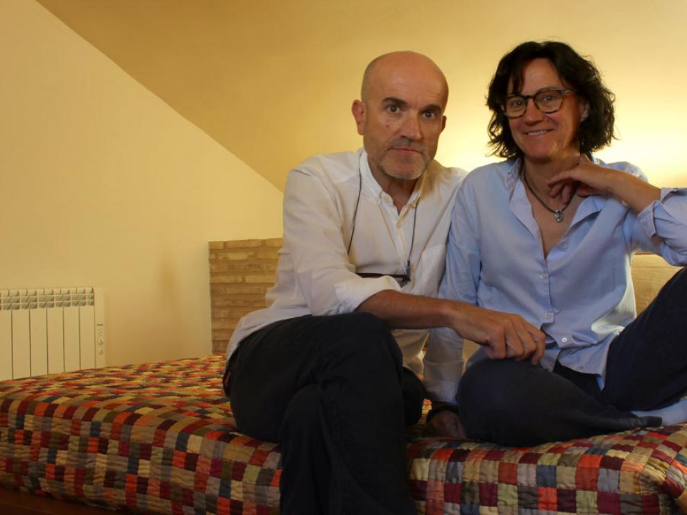 Inma y Miguel llevan 20 años al frente de la Posada de Uncastillo y ahora buscan relevo para mantener vivo el negocio.