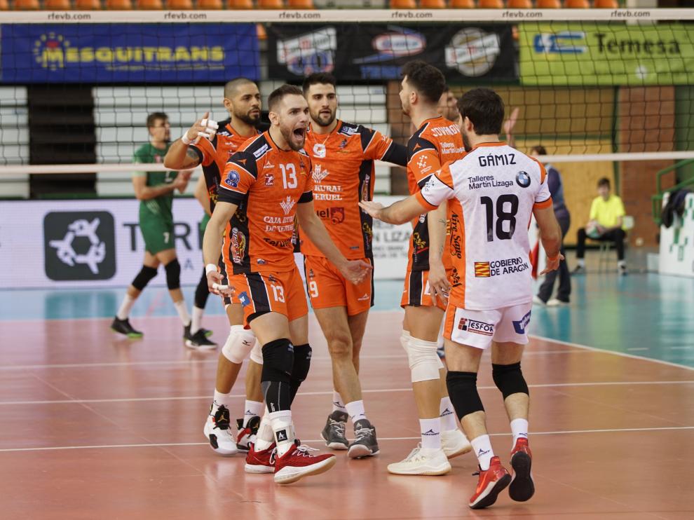 El equipo naranja celebra un tanto en el partido disputado este domingo contra el Unicaja Almería.